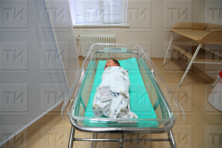новорождённый ребенок на выиске 